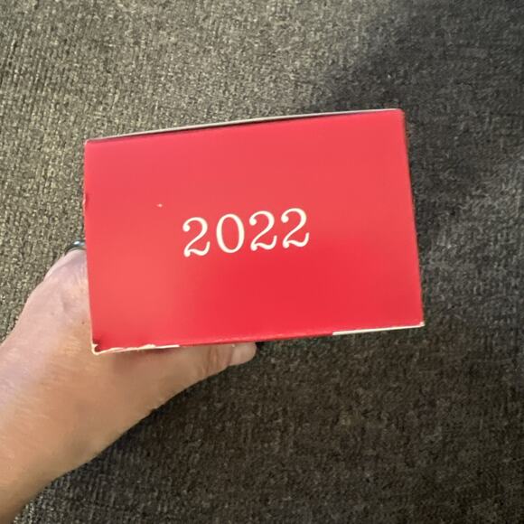 2022 Hallmark Keepsake I'LL SEE YOU AGAIN Mandalorian Holding Grogu Star Wars - Picture 3 of 14